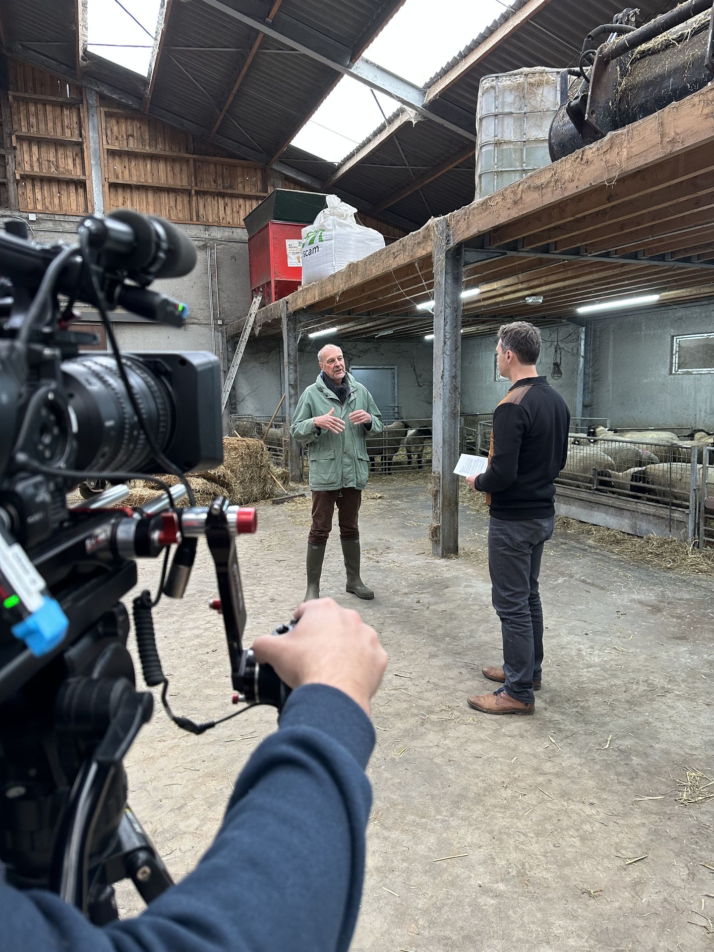 Interview filmée à l'intérieur d'une ferme