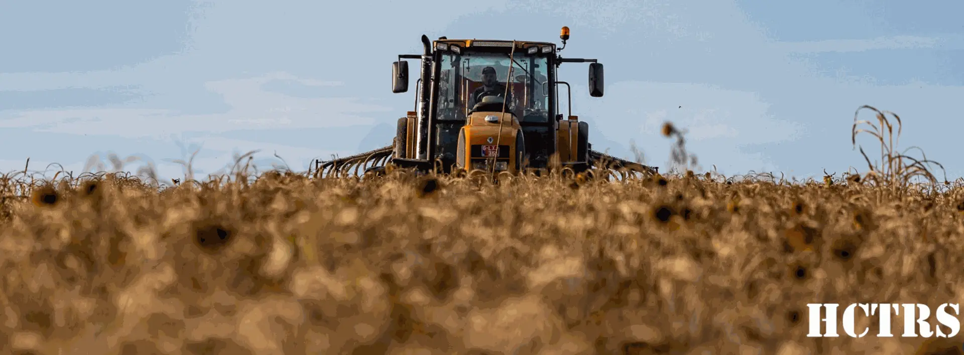 Engin agricole dans un champs