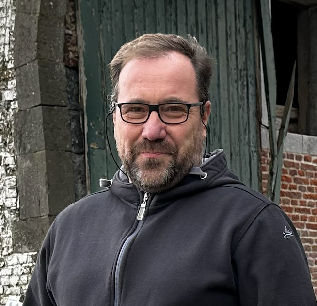 Luc Joris, agriculteur à la Ferme de Géronvillers, devant le portail de la ferme