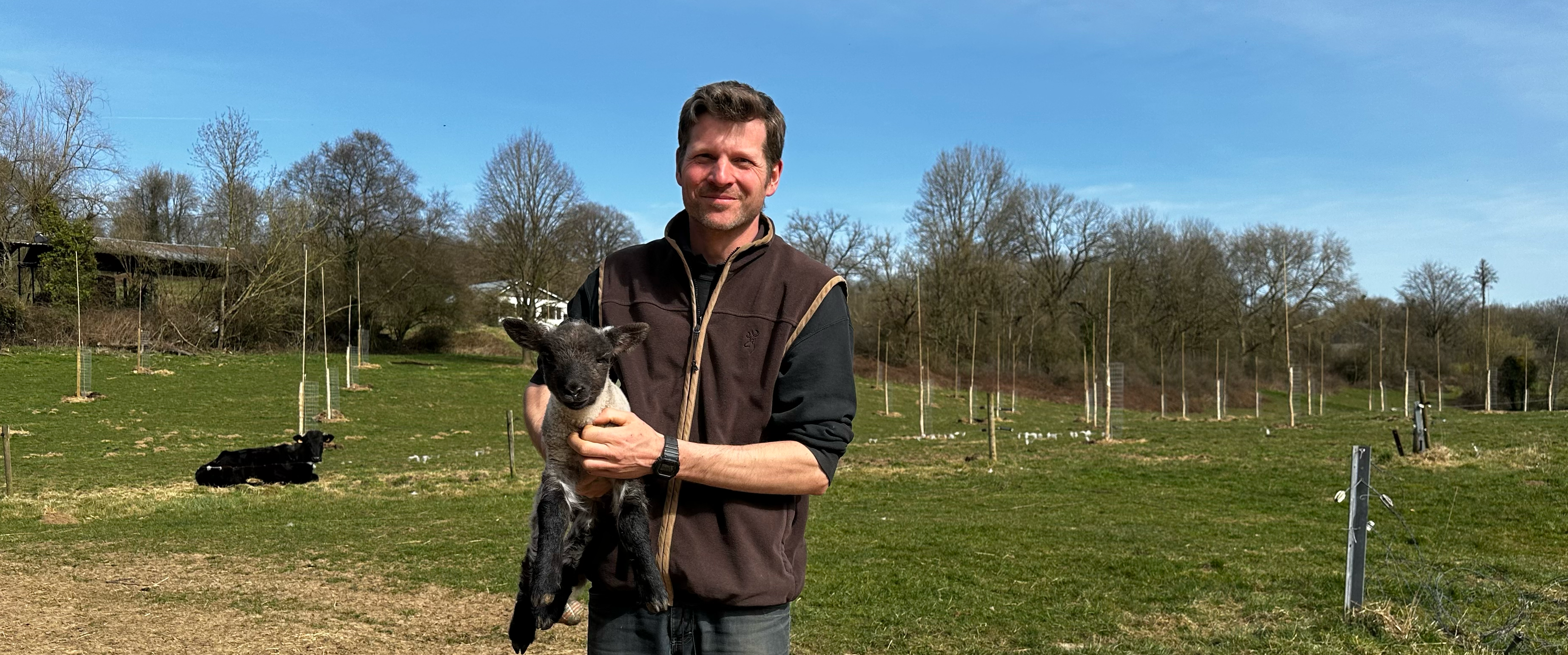 Victor Demarteau, éleveur bovin et ovin, et arboriculteur à Filot (Hamoir) avec un de ses agneaux shropshire