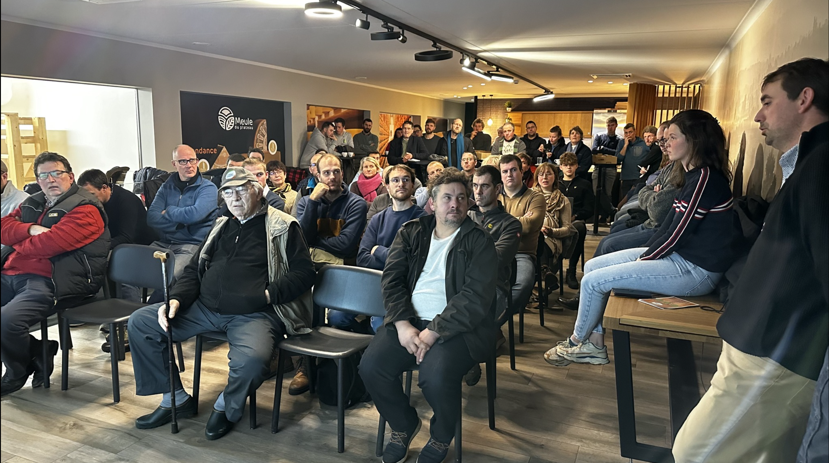 L'assistance lors de la journée technique organisée par Terres Vivantes à la Fromagerie du Plateau et chez Michael Gilliquet