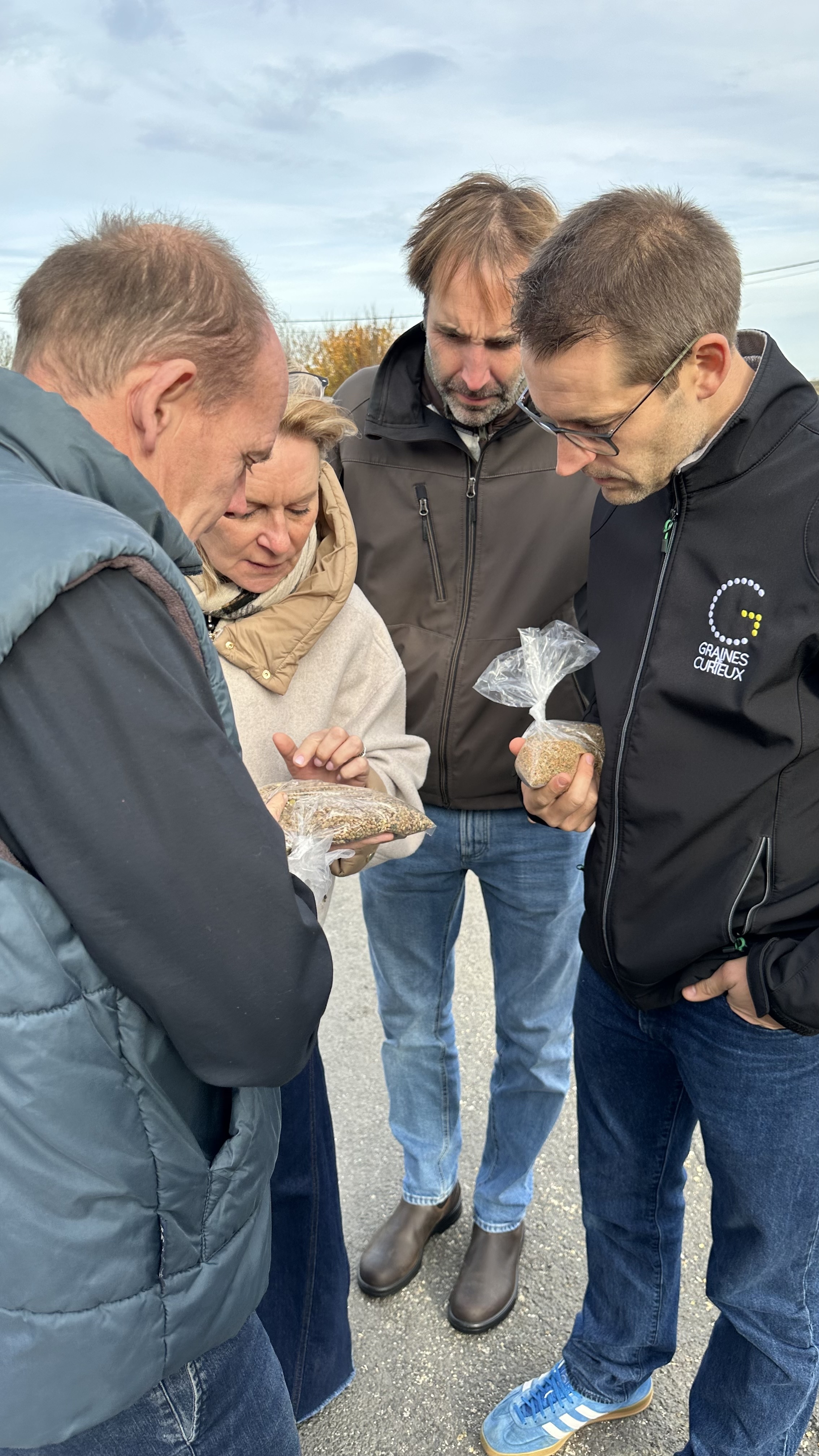 Notre équipe et nos membres en visite à l'usine Graines de Curieux