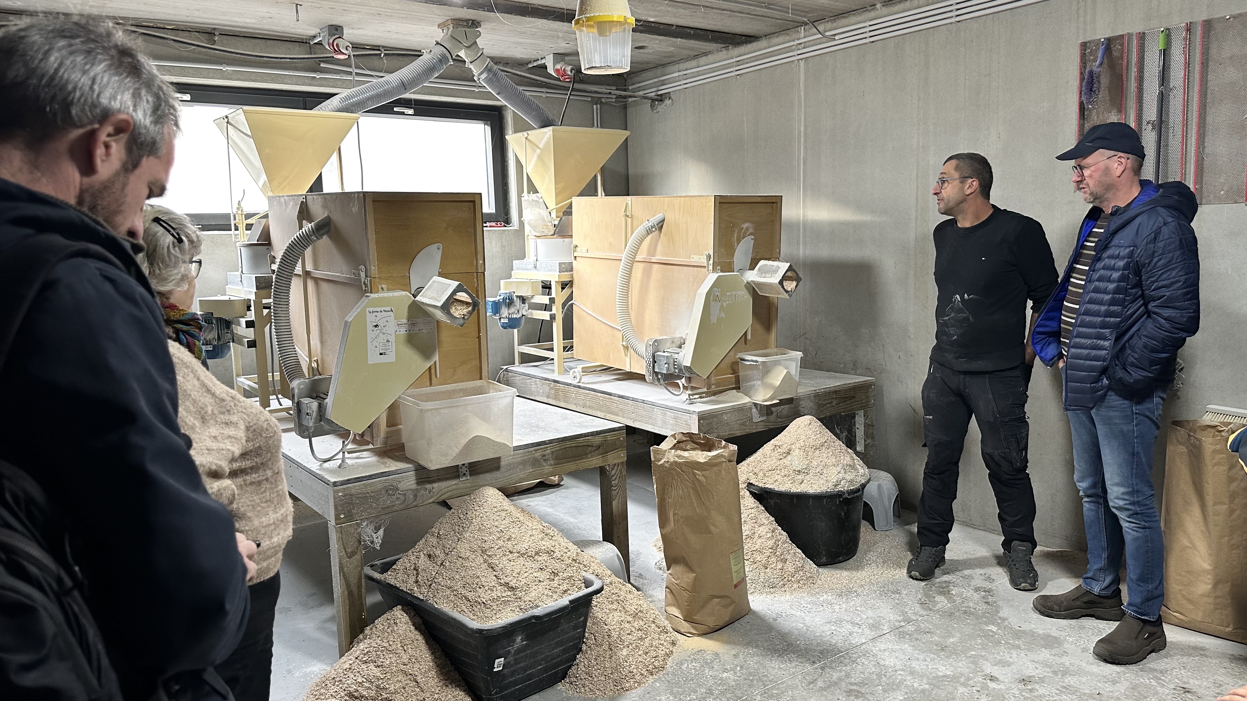 Philippe Belche, de la Ferme de Habaru, explique le fonctionnement de ses moulins