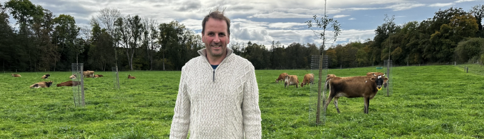 L'éleveur laitier et membre de Terres Vivantes Bernard Convié, dans une prairie parmi ses vaches de race Jersey