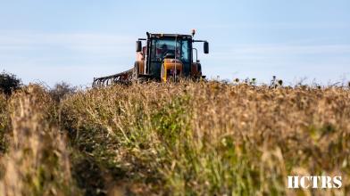 Tracteur dans un champs