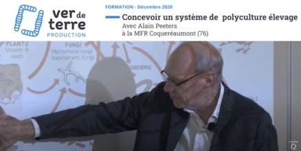 Alain Peeters, fondateur de Terres Vivantes, lors d'une formation à l'agroécologie
