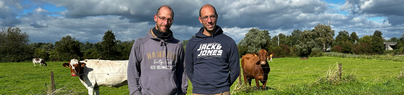 Alexandre et Florian Crompot, polyculteurs et éleveurs à Hensies, devant deux de leurs vaches laitières