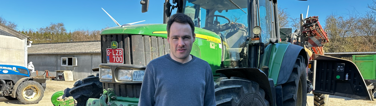 Cédric Debrus, agriculteur et entrepreneur agricole à Bassenge, devant son tracteur
