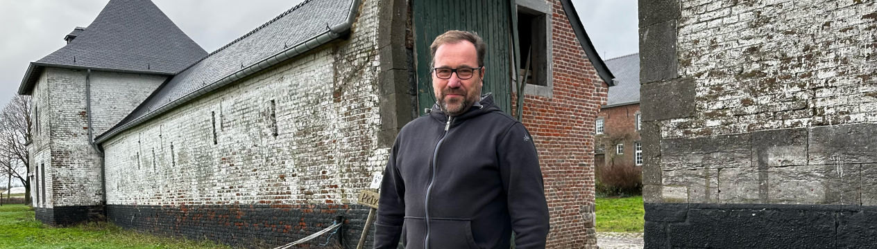 Luc Joris, agriculteur à la Ferme de Géronvillers, devant le portail de la ferme