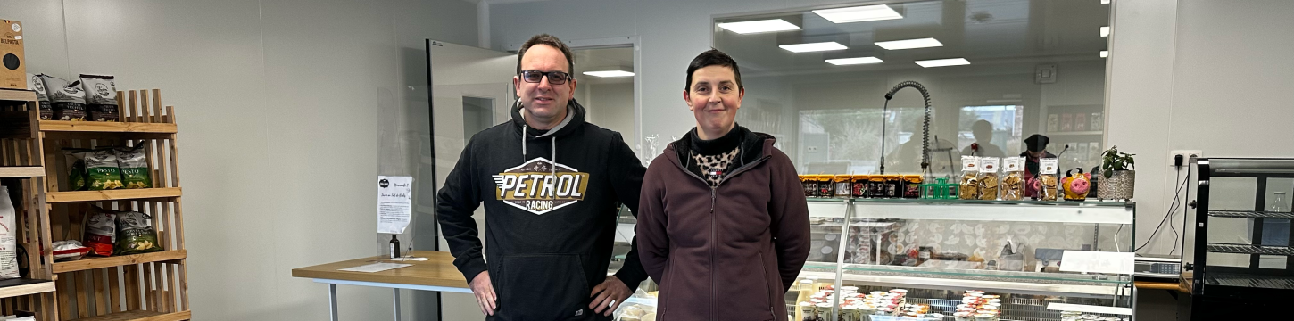 Gauthier et Aurore Bossut-Decuypere prennent la pose dans leur magasin à la ferme, où l'on peut trouver des produits de la ferme mais aussi des alentours.