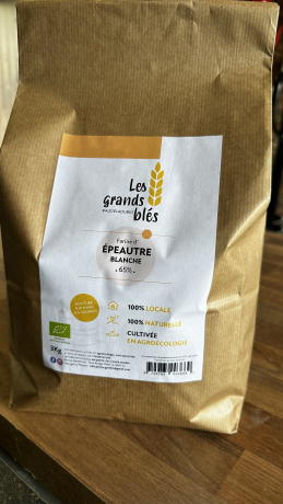 Un sac de farine agroécologique commercialisé par Les Grands Blés