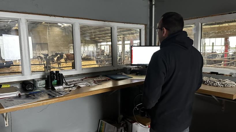 Gauthier Bossut dans le poste d'observation de son robot de traite.