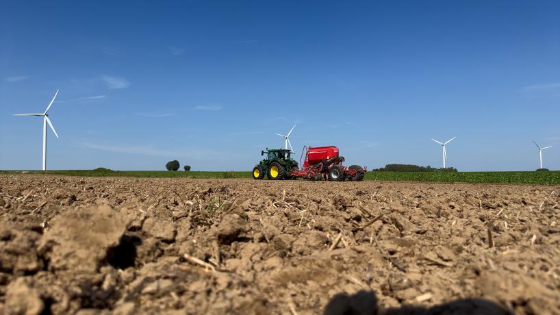 Un tracteur en action lors du semis de bandes herbeuses chez Gauthier Bossut.