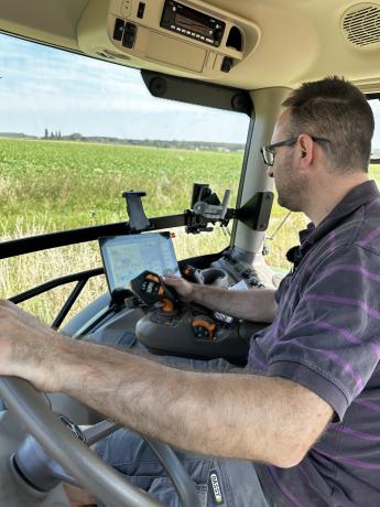 Gauthier Bossut au volant de son tracteur durant le semis de bandes herbeuses.