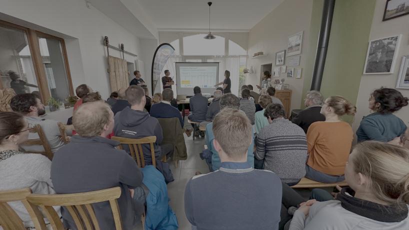 Ludovic et Estelle Merlant, du GAEC de la Fenache, lors d'une visite thématique organisée par Terres Vivantes