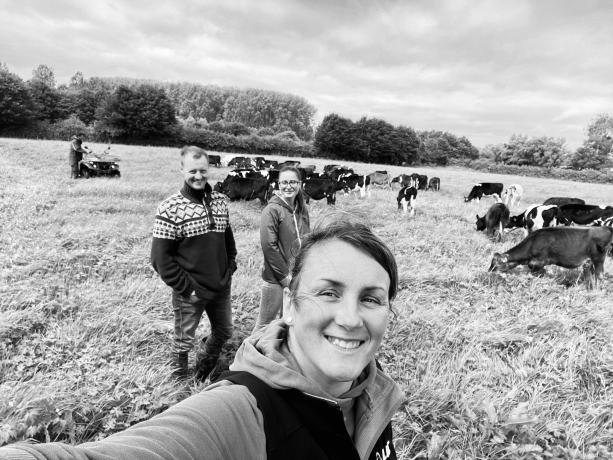 Estelle Merlant en compagnie de Geoffrey Watté, agronome de Terres Vivantes, et de Louise Delevaque, de la Chambre d'agriculture