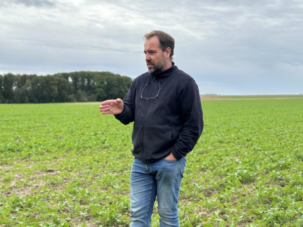Luc Joris et un groupe d'agriculteurs membres lors d'un tour de plaine organisé par Terres Vivantes