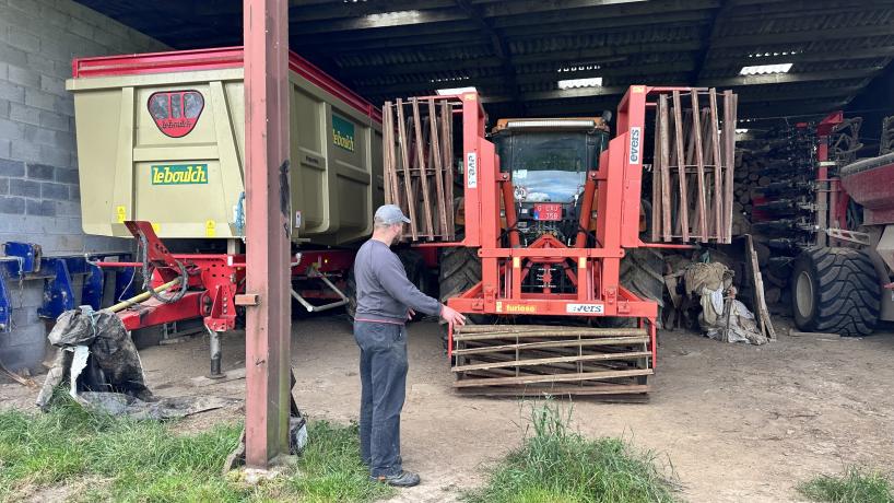 Julien Vanhove devant son matériel adapté aux pratiques agroécologiques