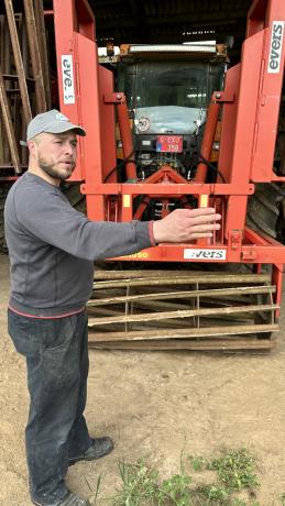Julien Vanhove devant le matériel adapté à des pratiques agroécologiques