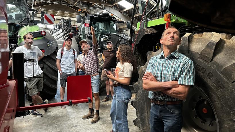 Johan Baland parle de son matériel lors d'un tour de plaine organisé par Terres Vivantes pour ses membres