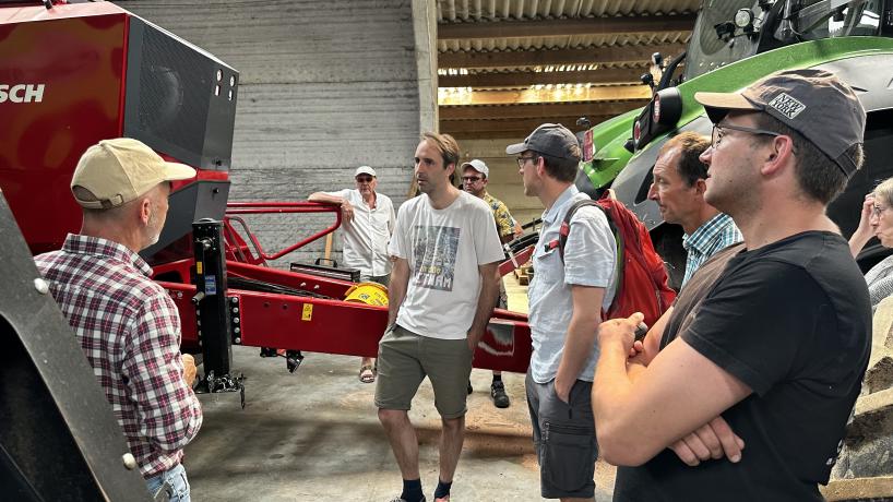 Johan Baland parle de son matériel lors d'un tour de plaine organisé par Terres Vivantes pour ses membres