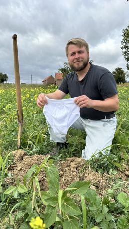 Julien Vanhove lors de l'enterrement d'un slip pour l'opération Test du Slip
