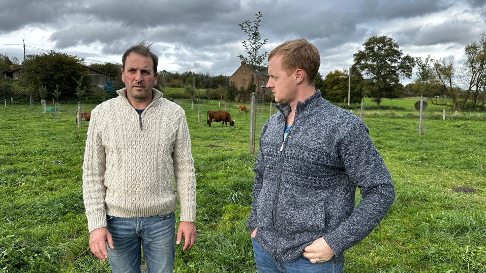 L'éléveur laitier et membre de Terres Vivantes Bernard Convié, en discussion avec Geoffrey Watté, agronome chez Terres Vivantes